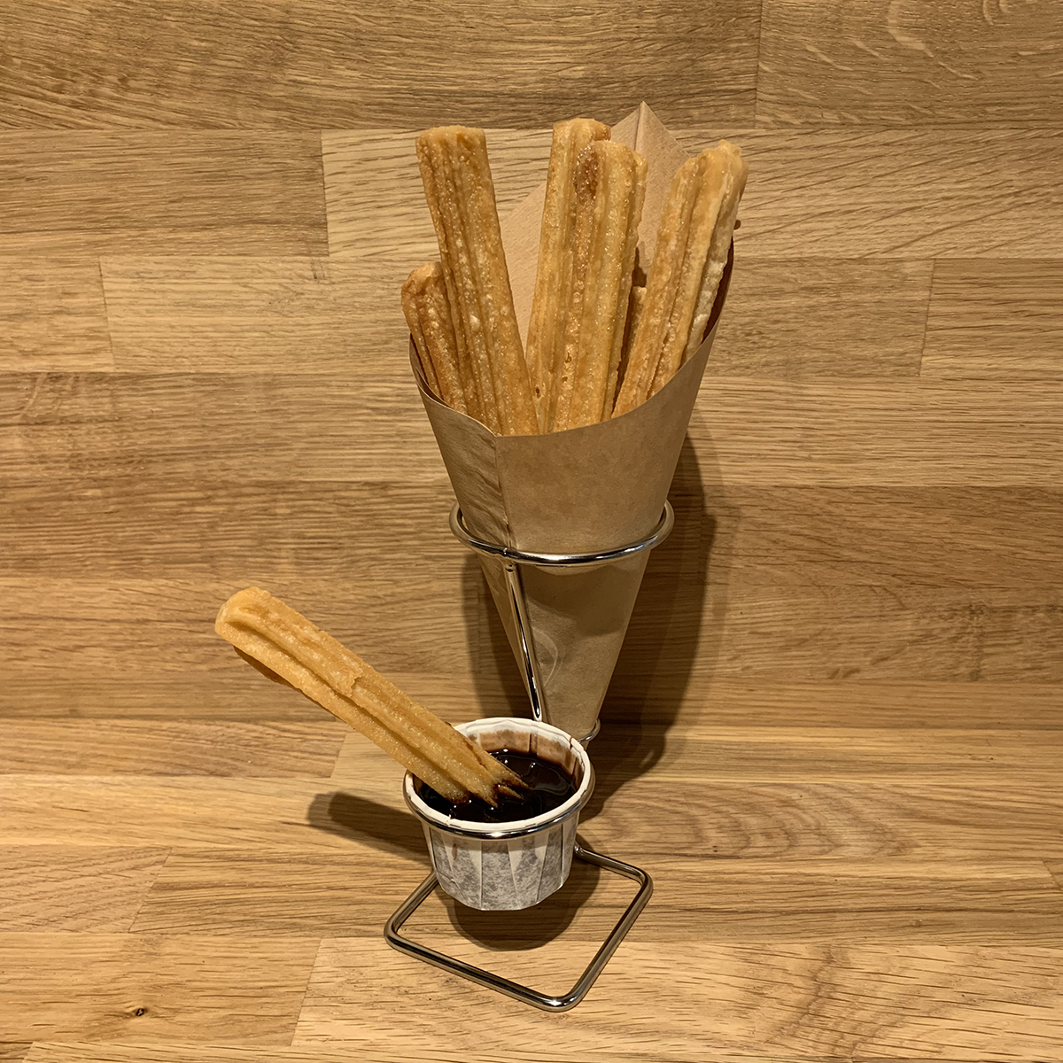 Puntzakhouder voor churros met chocoladesaus bakje